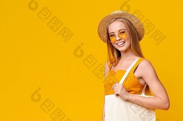 夏季宣传片。戴着帽子和太阳镜的美丽少女对着镜头微笑