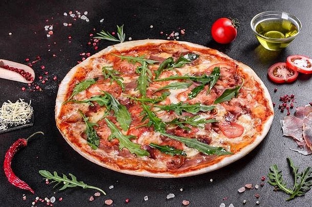 新鲜的比萨饼，用芝麻菜、<strong>意大利</strong>腊肠、樱桃西红柿和马苏里拉在烤箱里烘烤。<strong>意大利</strong>菜