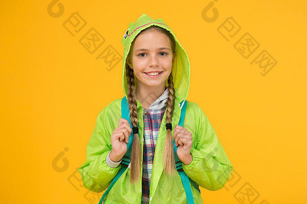 雨不是障碍。防水斗篷。防水面料，让您倍感舒适。防雨配件。女学生穿着雨衣上学。防水衣服。<strong>小</strong>女孩高兴地穿雨衣。