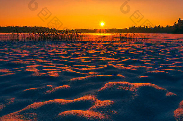 冬季日落的风景图片，美丽的雪堆