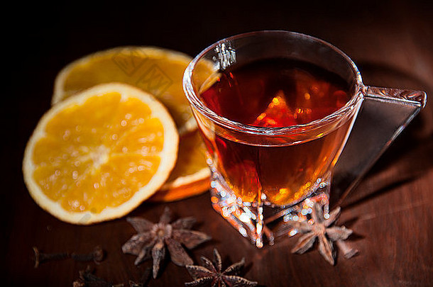 冬天和<strong>圣诞</strong>节的热茶，带有美味的橙子和香料