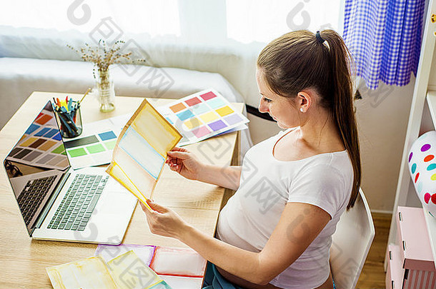 孕妇带着笔记本电脑在家办公