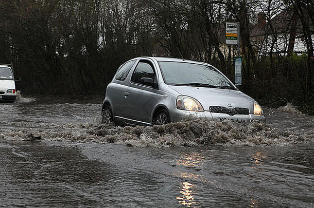 二月，一辆汽车驶过埃塞克斯哈洛洪水泛滥的道路。水涨到了颠簸的地方