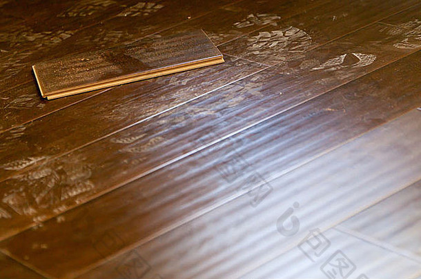 新安装尘土飞扬的棕色（的）层压板地板摘要