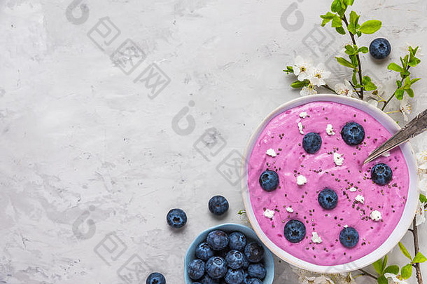 健康的早餐碗<strong>蓝莓</strong>巴西莓奶昔小屋奶酪传讲种子春天开花花前视图复制空间