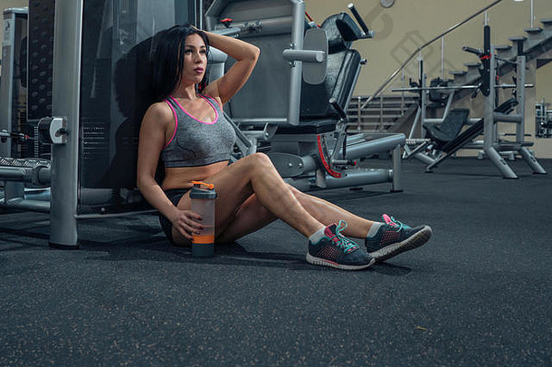 一位女运动员在剧烈运动后正在休息。健身体育生活