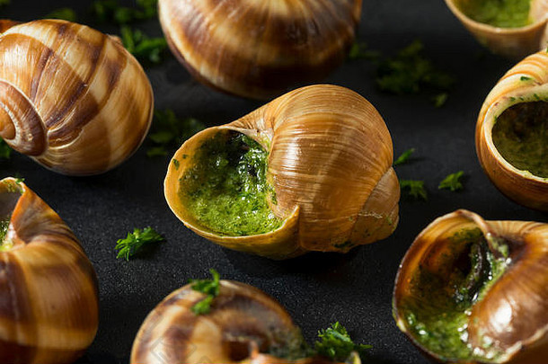 美味的法式热蜗牛开胃菜，配黄油和大蒜