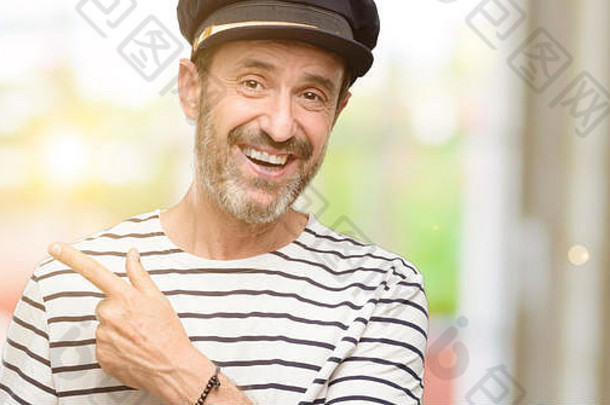 水手长一个抽烟斗的人用手指指着一边