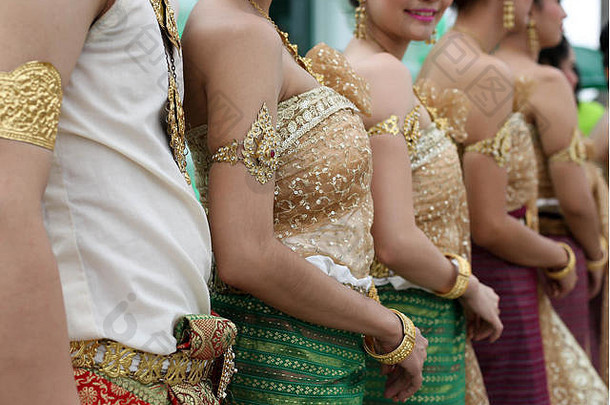穿着复古传统泰国舞蹈服的泰国妇女