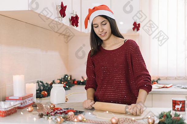 年轻的女人<strong>圣诞</strong>老人他使面团饼干
