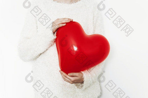 红色的心在女人的手中，孤立在白色的背上。情人节快乐。医疗保健、医学和献血者概念。爱与