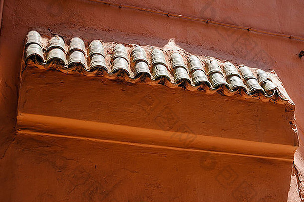 摩洛哥马拉喀什的一座建筑，门道上方的屋顶瓦为其提供了庇护所