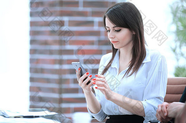 现代业务女人阅读短信<strong>智能</strong>手机
