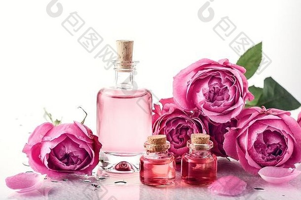 玻璃瓶中的<strong>玫瑰</strong>香水、油和<strong>玫瑰</strong>。