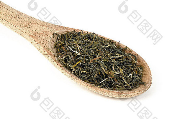 木勺上的绿茶。类型是春蕾绿茶