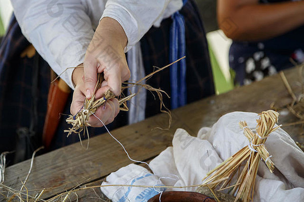 女人显示使稻草人类玩具孩子们传统的俄罗斯人艺术