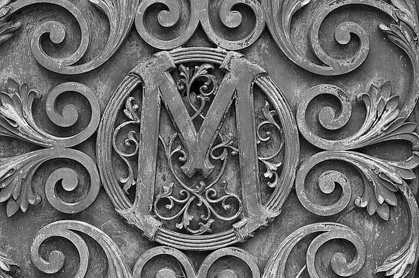 在公墓中发现的精美字母M