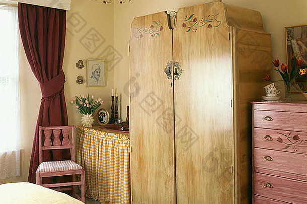 90年代卧室的红色窗帘，衣柜和墙壁上有模版边框
