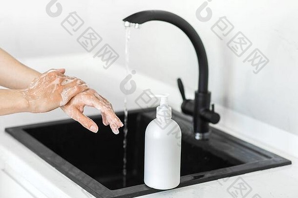 预防<strong>冠</strong>状病毒。用肥皂洗手并使用防腐剂。<strong>新冠肺炎</strong>大流行一瓶抗菌清洁剂。