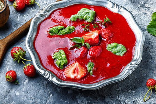 <strong>夏日清凉</strong>的草莓汤。水果汤。夏季食品。