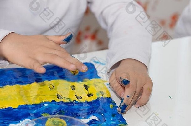 小男孩用五颜六色的手画的特写镜头。艺术、创意与绘画观念