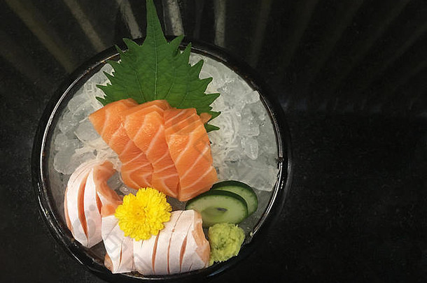 关闭新鲜的大马哈鱼生鱼片奢侈品日本餐厅日本食物风格