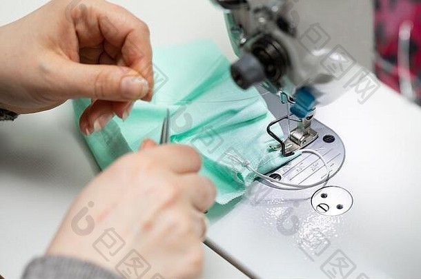 每件面料都要经历从设计到裁剪再到缝纫的整个生产过程。