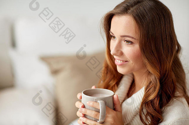 在家喝一杯<strong>可可</strong>或咖啡的快乐女人