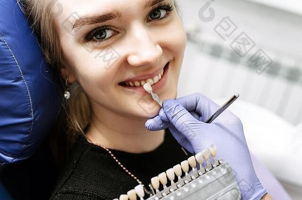牙医检查女病人牙齿颜色牙搪瓷规模牙科办公室室内金发女郎微笑牙科椅子向前美白过程