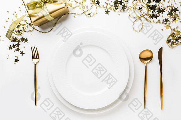 圣诞节表格设置金餐具装饰聚会，派对装饰白色背景前视图圣诞节晚餐