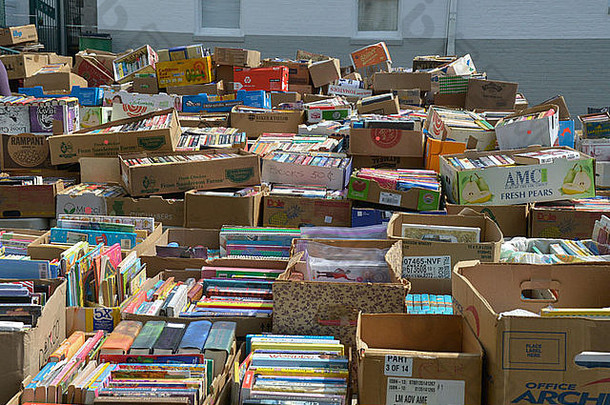 一箱箱堆得很高的书，用于户外图书销售