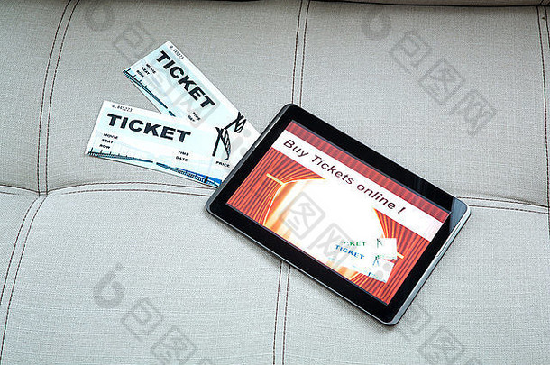 使用沙发上的移动设备或平板电脑在线购买电影票。