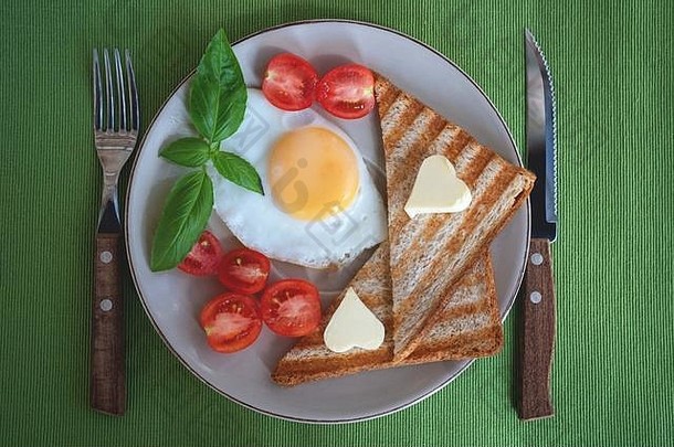 <strong>早餐</strong>有鸡蛋、樱桃西红柿和新鲜烤面包。