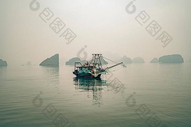 越南下龙湾一艘孤独的渔船