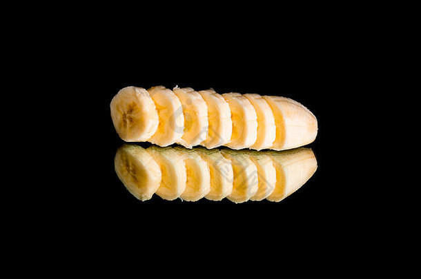 新鲜和成熟的<strong>香蕉片</strong>，黑色背景反射分离