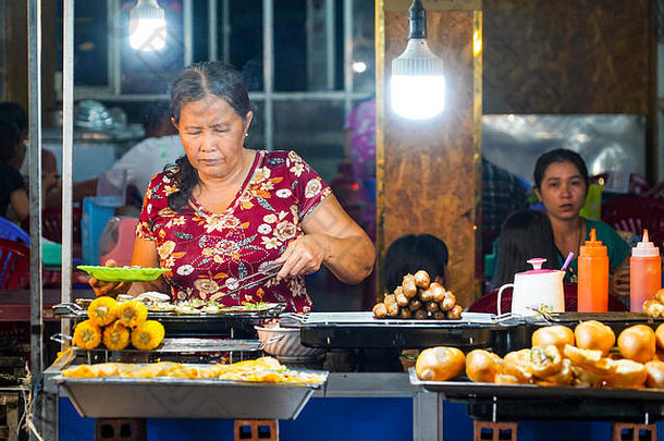 越南<strong>富国</strong>岛出售街头食品的居民。晚上在市场上为游客提供美味的海鲜。2019年5月16日，越南<strong>富国</strong>。