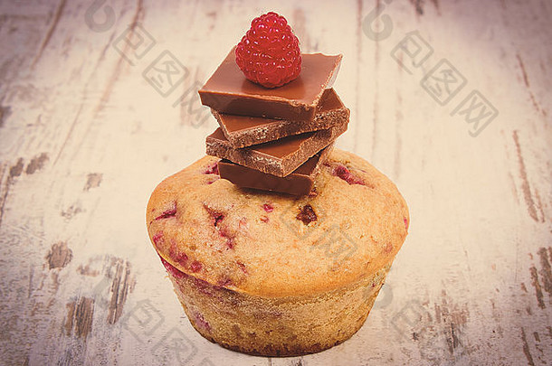 古董照片自制的新鲜的烤松饼树莓巧克力乡村木背景美味的甜点