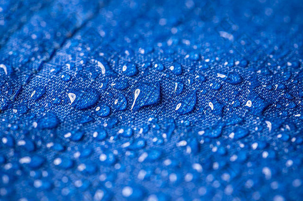 蓝色纤维防水织物上的雨滴