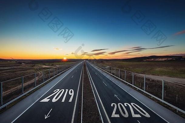 在阳光明媚的日子在宽阔的道路上行驶，直到2020年新年。鸟瞰图