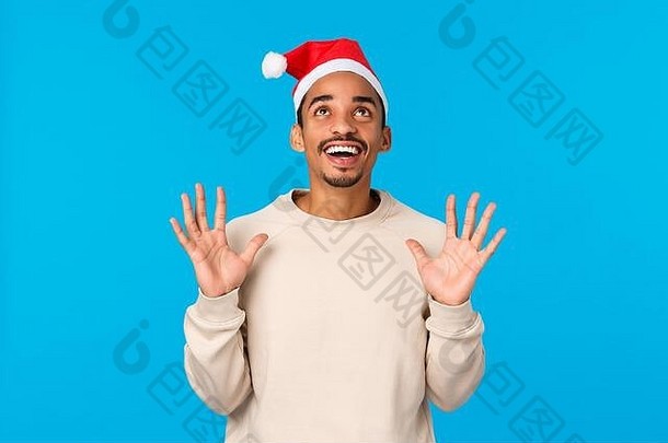 庆祝活动圣诞节情绪幸福概念快乐的快乐非裔美国人年轻的男人。有趣的穿圣诞老人他冬天毛衣