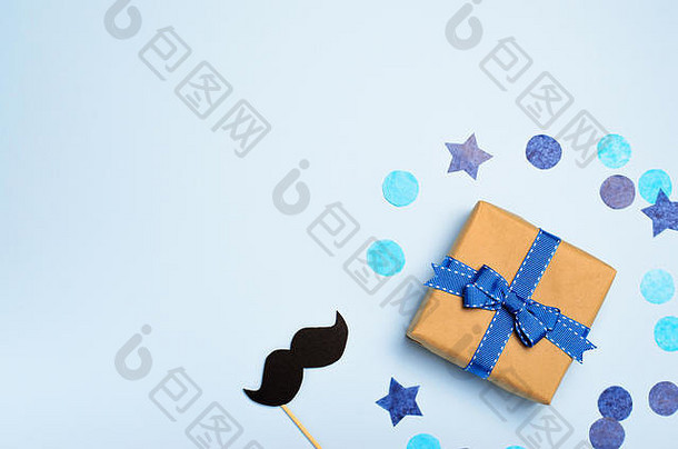 蓝色背景上的礼盒和胡子，父亲节概念