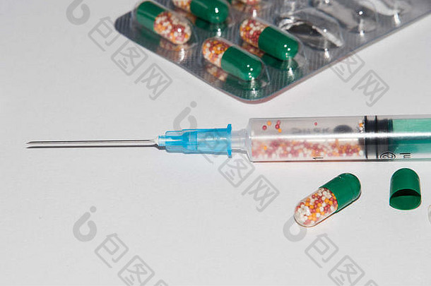 白色背景上隔离的塑料医用注射器。药物，片剂和胶囊。
