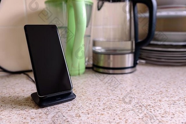 智能手机无线充电充电站厨房桌面