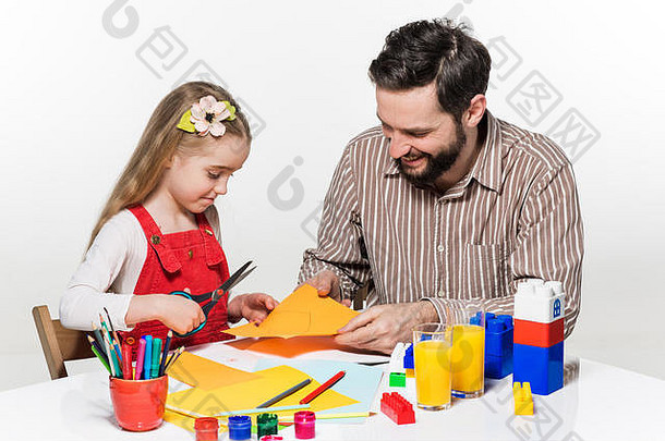 女儿和父亲正在写申请书