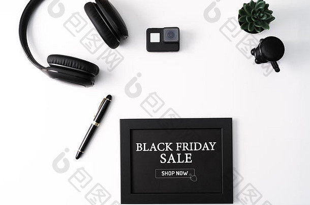 黑色星期五销售概念，相框，动作照相机，耳机，钢笔，仙人掌，白色背景上的黑色物体