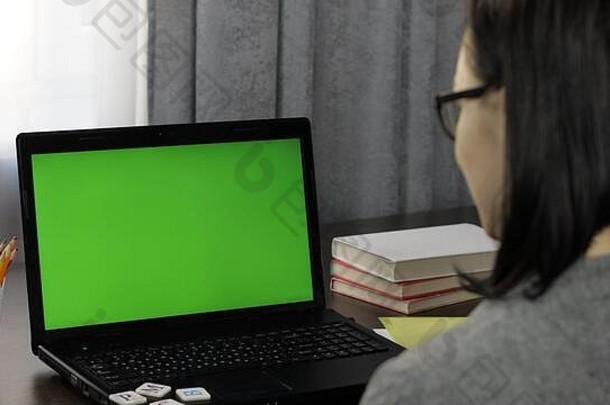 女人老师使在线视频调用移动PC绿色屏幕浓度关键距离教育闲谈，聊天工作首页孩子们在线类孩子们冠状病毒检疫教练记录博客