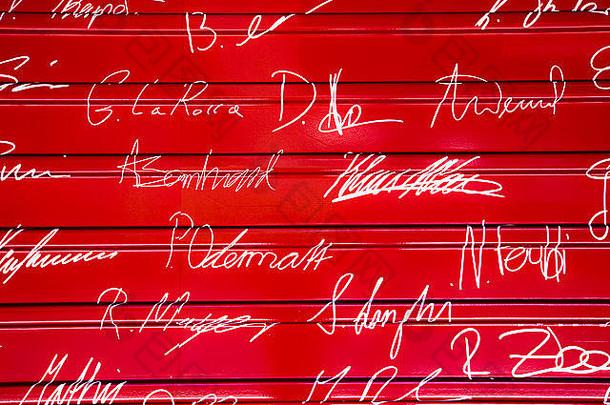 红色金属背景上的签名-瑞士恩格尔伯格