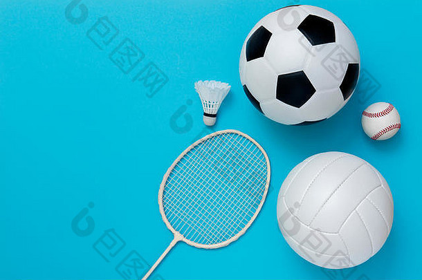 浅蓝色背景的各种运动器材，包括篮球、足球、排球、棒球、羽毛球球拍