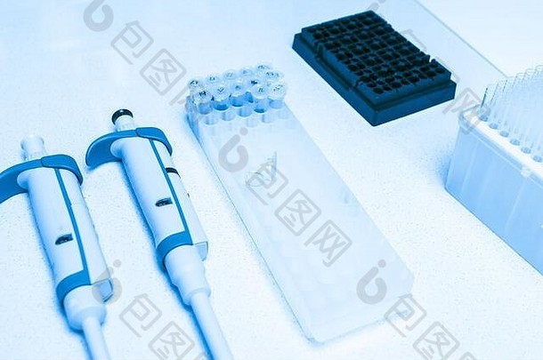 化学设备白色背景自动吸量管超小型电子管架工作表面科学实验室临床