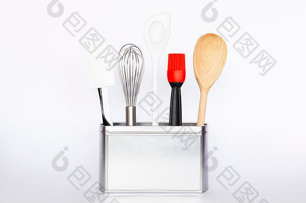 一个方形银色金属盒内的厨房用具和烹饪工具，白色背景上有复印空间